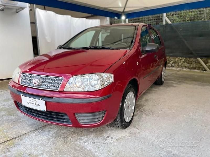 Rosso Usata 2010 Fiat Punto Active Tre volumi | 3500 € (Buon prezzo) - Immagine 1/4