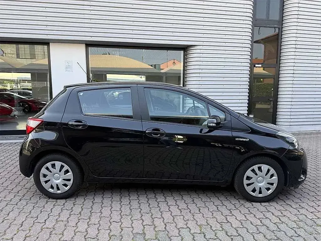 Usata Toyota Yaris Hybrid 73 CV (53 kW) 2019 Nero / metallizzato Utilitaria