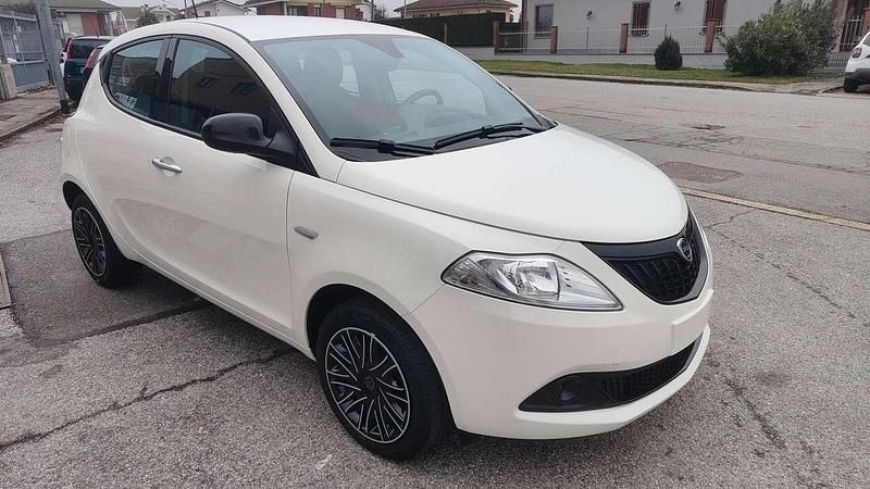 Usata Lancia Ypsilon S 69 CV (50 kW) 2024 Bianco Utilitaria