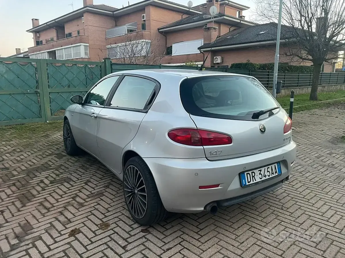 Usata Alfa Romeo 147 120 CV (88 kW) 2008 Grigio Utilitaria