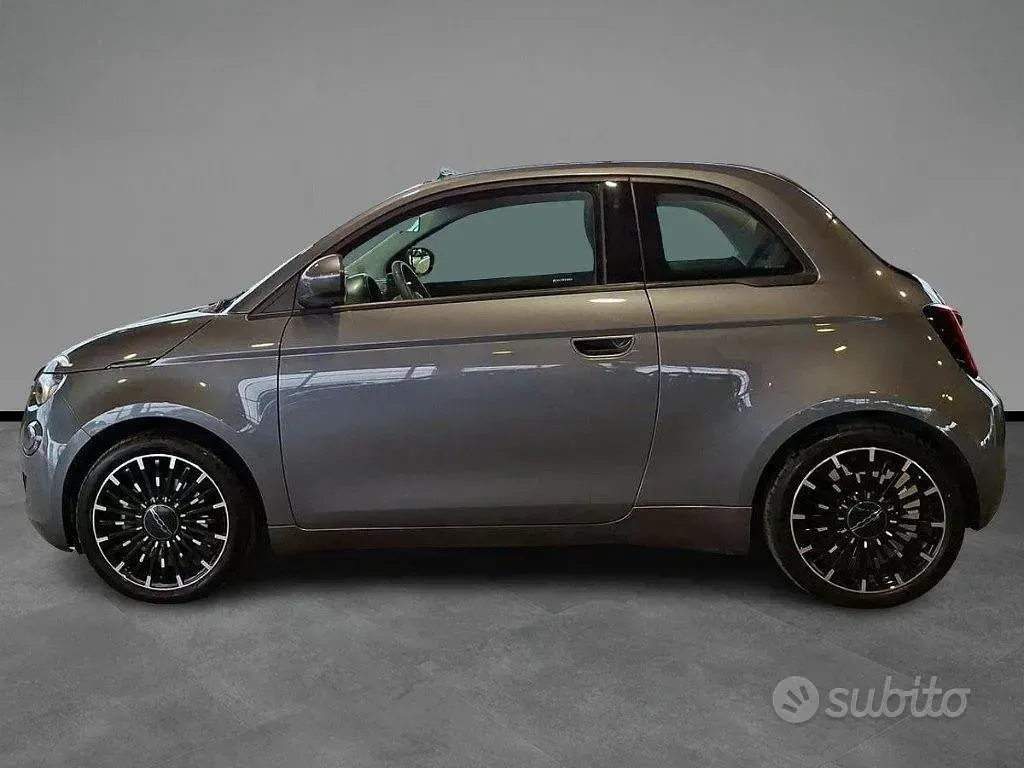 Usata Fiat 500e La Prima 42 kW (58 CV) 2023 Grigio / metallizzato Cabrio