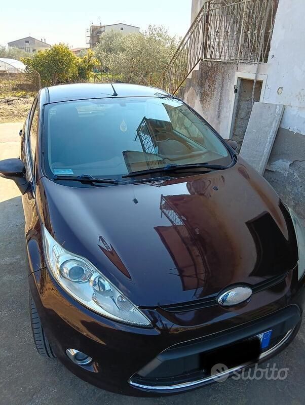 Usata 2011 Ford Fiesta Due volumi | 5000 € (Cara) - Immagine 1/4