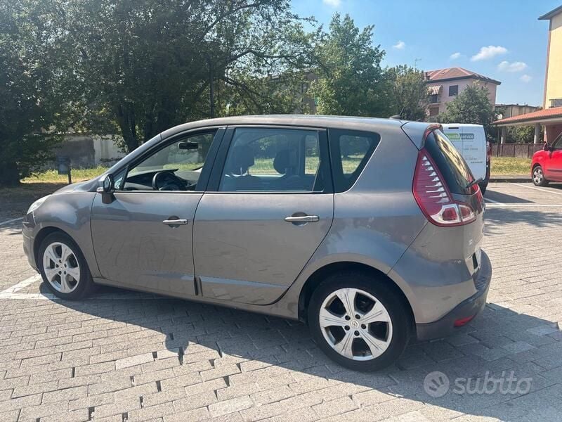 Usata Renault Scénic III 110 CV (80 kW) 2011 Grigio Monovolume