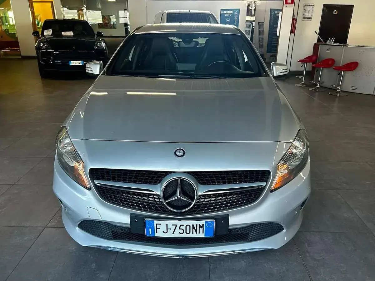 Usata Mercedes A180 122 CV (89 kW) 2016 Argento Berlina