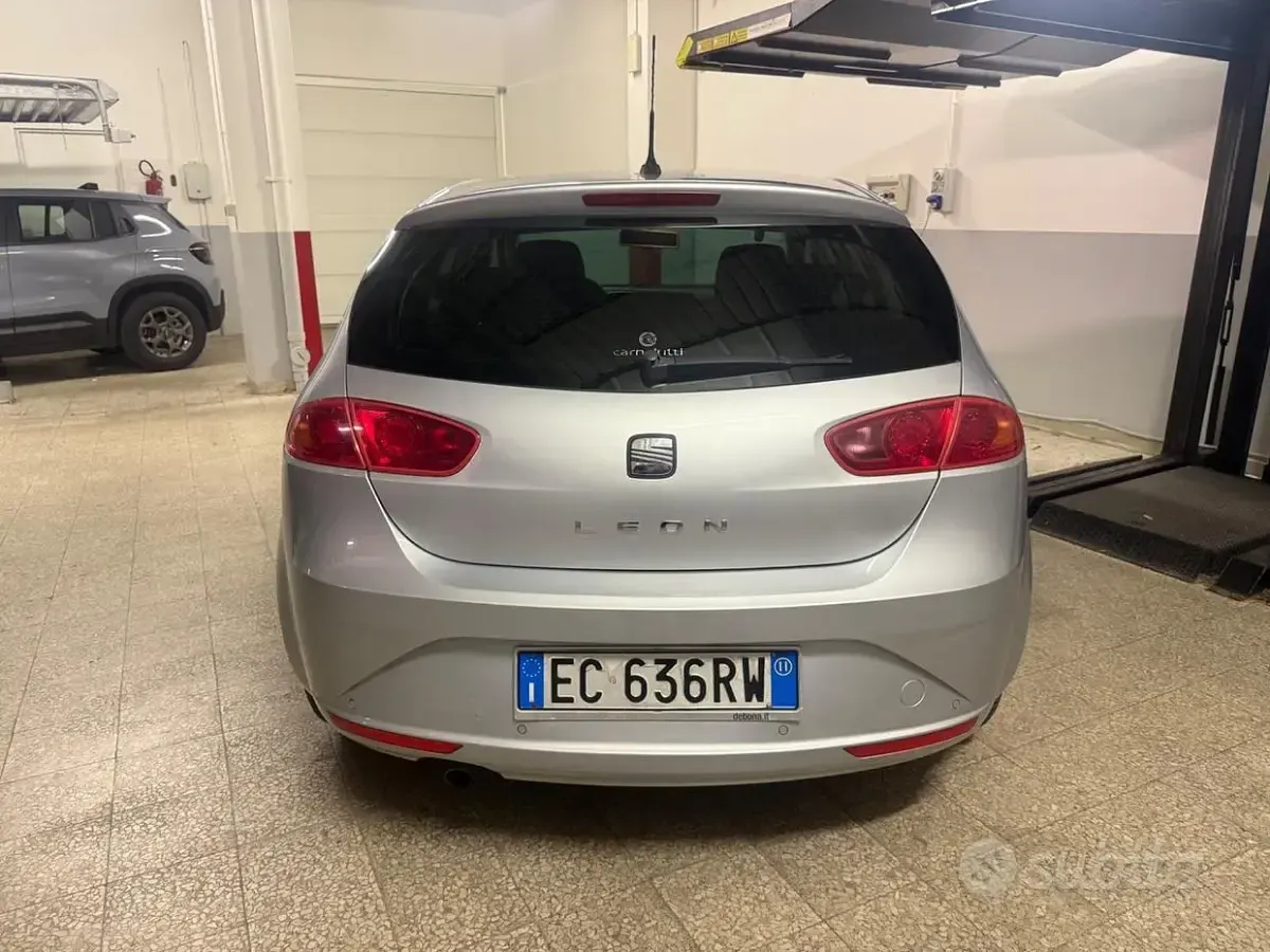 Usata Seat Leon 105 CV (77 kW) 2011 Grigio Utilitaria