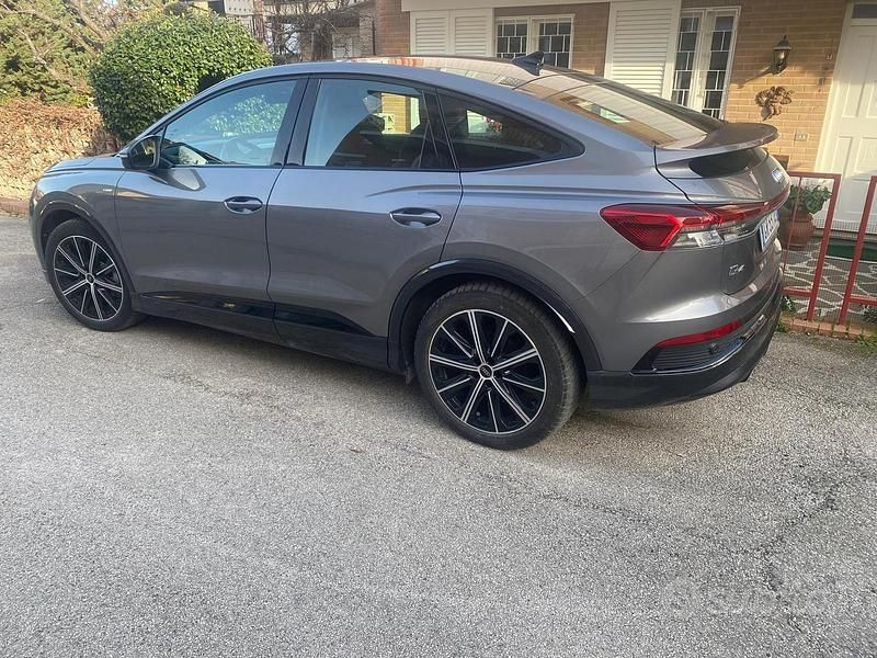 Usado Audi Q4 Sportback e-tron Ambiente 210 kW (286 CV) 2023 Gris SUV