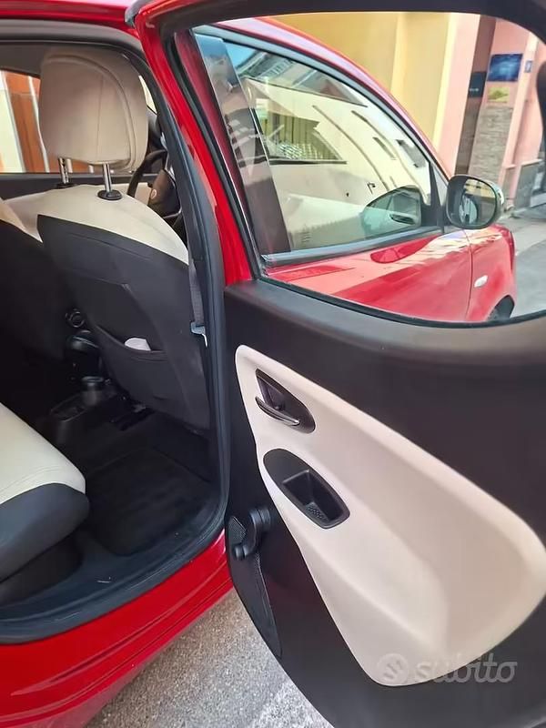 Usata Lancia Ypsilon 85 CV (62 kW) 2015 Rosso Utilitaria
