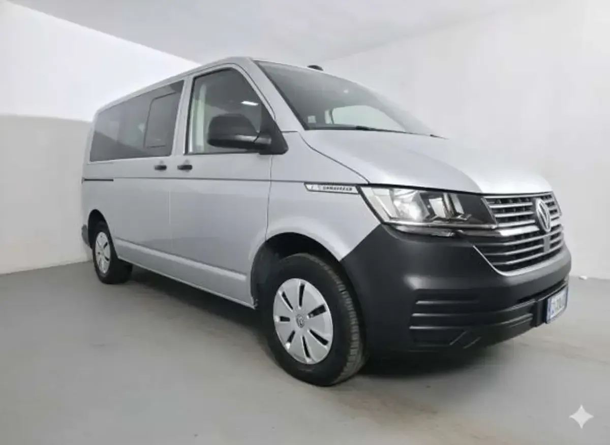 Usata VW Caravelle Trendline 110 CV (80 kW) 2022 Argento Furgone