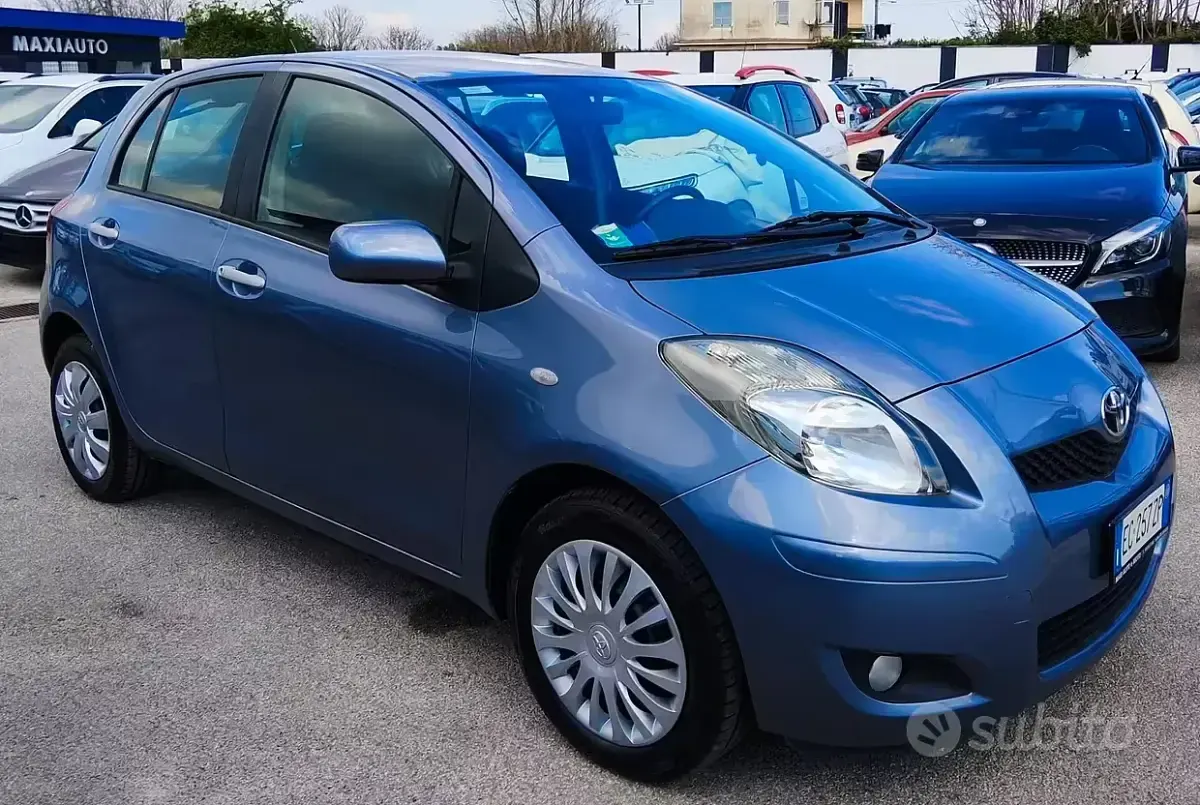 Usata Toyota Yaris 100 CV (73 kW) 2010 Blu Utilitaria