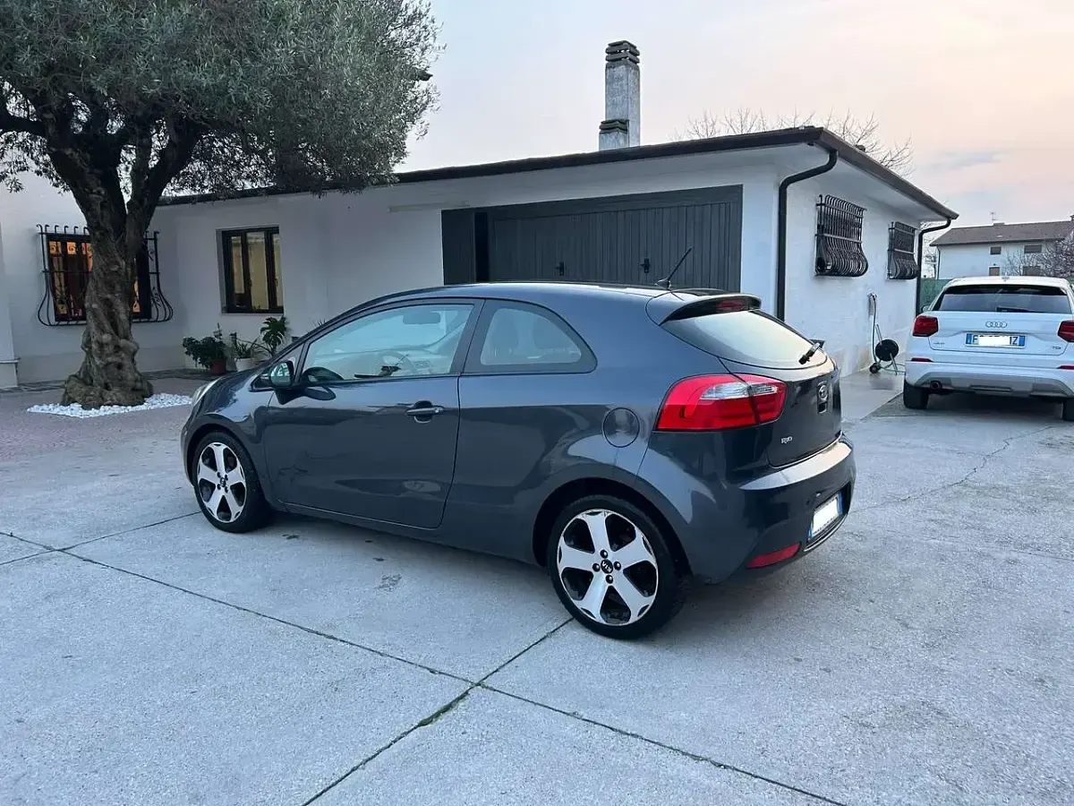 Usata Kia Rio EX 90 CV (66 kW) 2012 Grigio Berlina