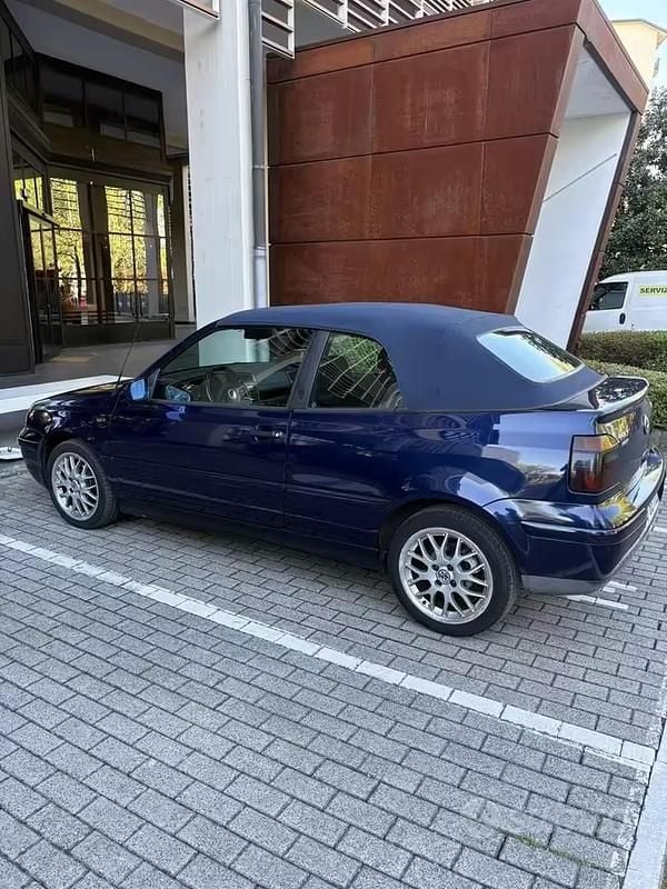Usata VW Golf Cabriolet 101 CV (74 kW) 1999 Blu Cabrio