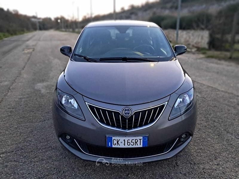 Usata Lancia Ypsilon Gold 69 CV (50 kW) 2022 Grigio pietra metallizzato Utilitaria