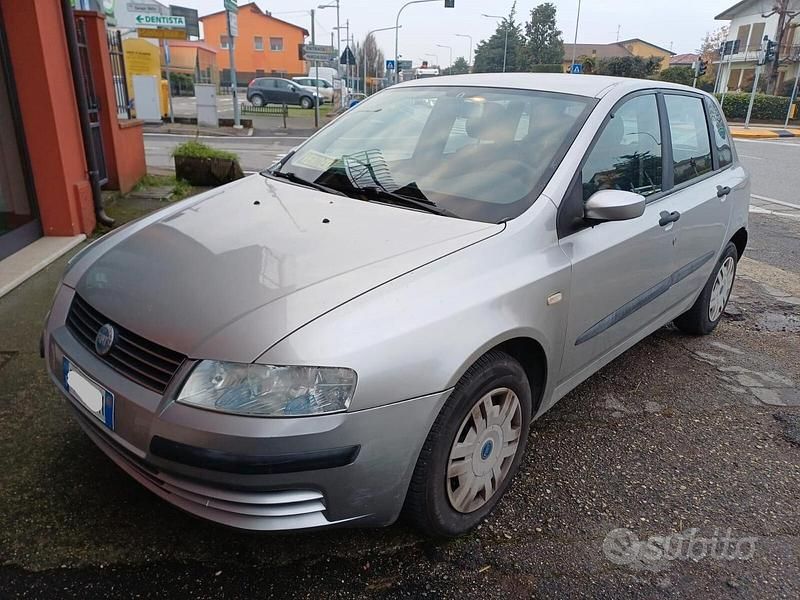 Grigio Usata 2002 Fiat Stilo Active Tre volumi | 1200 € (Buon prezzo) - Immagine 1/4