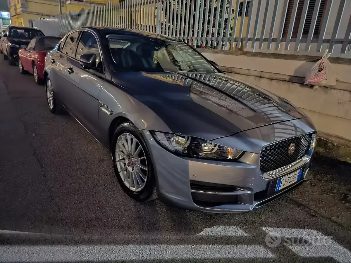 Usata Jaguar XE 163 CV (119 kW) 2017 Grigio Berlina