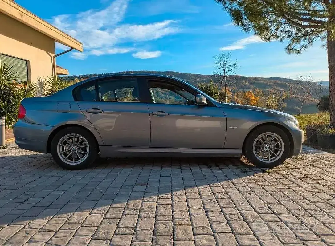 Usata BMW 320 Efficient Dynamics 177 CV (130 kW) 2010 Grigio Berlina