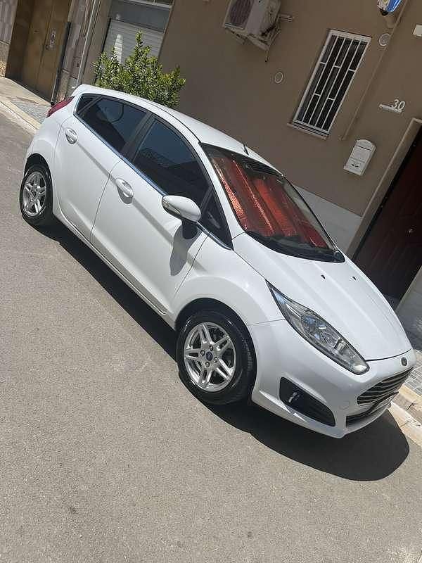 Bianco Usata 2015 Ford Fiesta Titanium Due volumi | 4500 € (Buon prezzo) - Immagine 1/4
