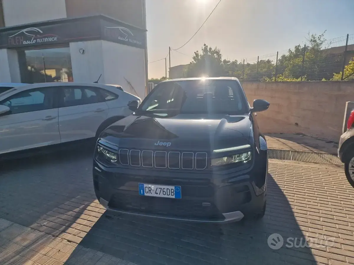 Begagnad Jeep Avenger Summit 101 HK (74 kW) 2024 Svart SUV