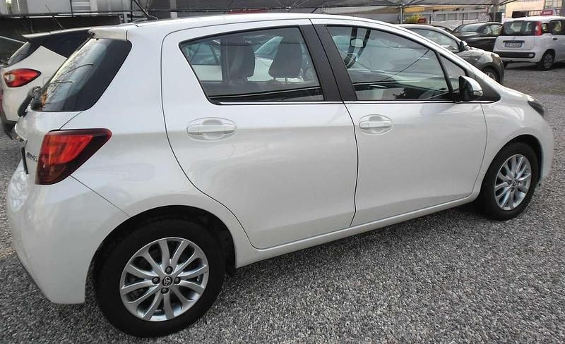 Usata Toyota Yaris Lounge 90 CV (66 kW) 2015 Bianco Berlina