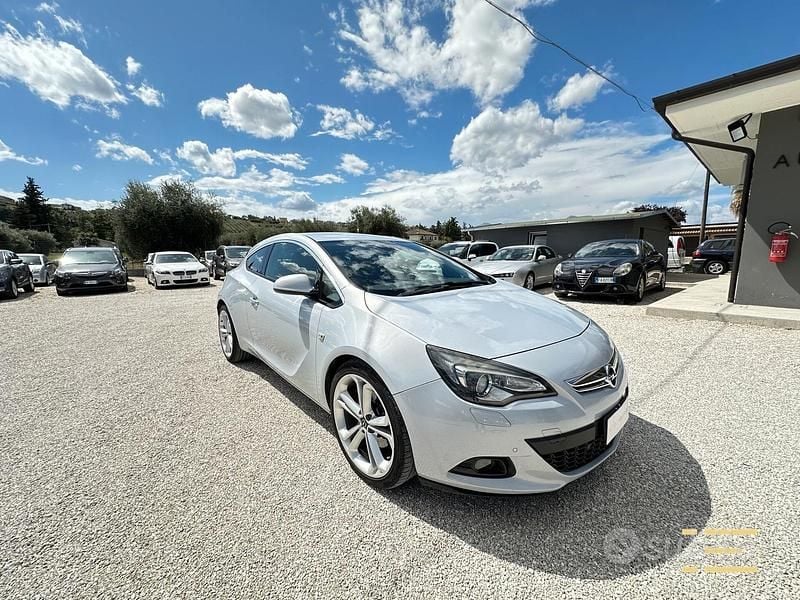 Grigio Usata 2011 Opel Astra GTC Cosmo Tre volumi | 4900 € (Buon prezzo) - Immagine 1/4