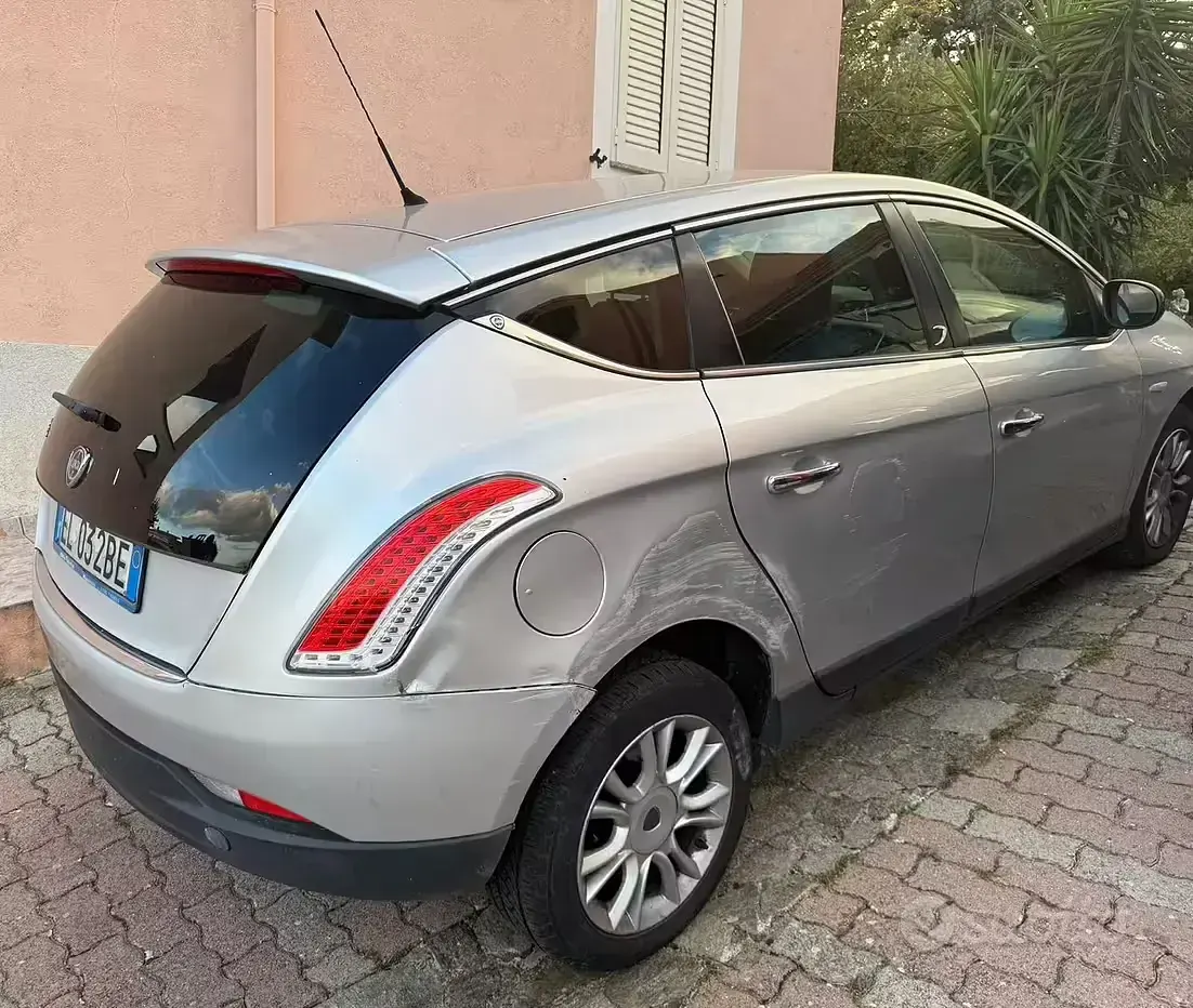 Usata Lancia Delta Gold 105 CV (77 kW) 2012 Utilitaria