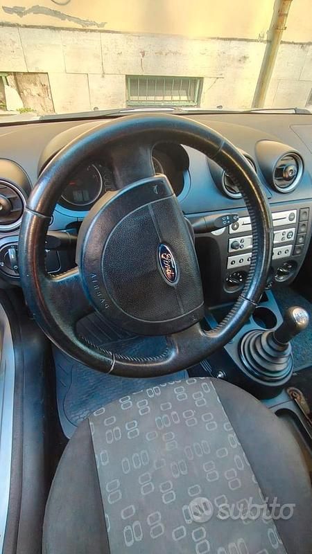 Usata Ford Fiesta 68 CV (50 kW) 2004 Grigio Utilitaria