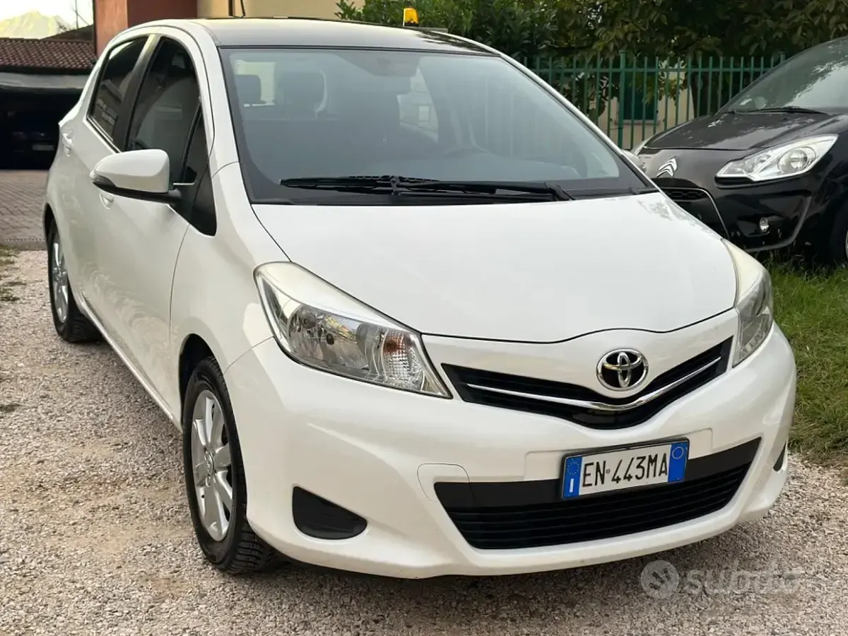 Usata Toyota Yaris 69 CV (50 kW) 2012 Bianco Utilitaria