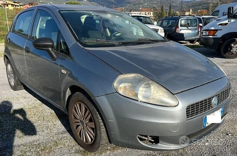 Grigio Usata 2007 Fiat Grande Punto Due volumi | 800 € (Super prezzo) - Immagine 1/4