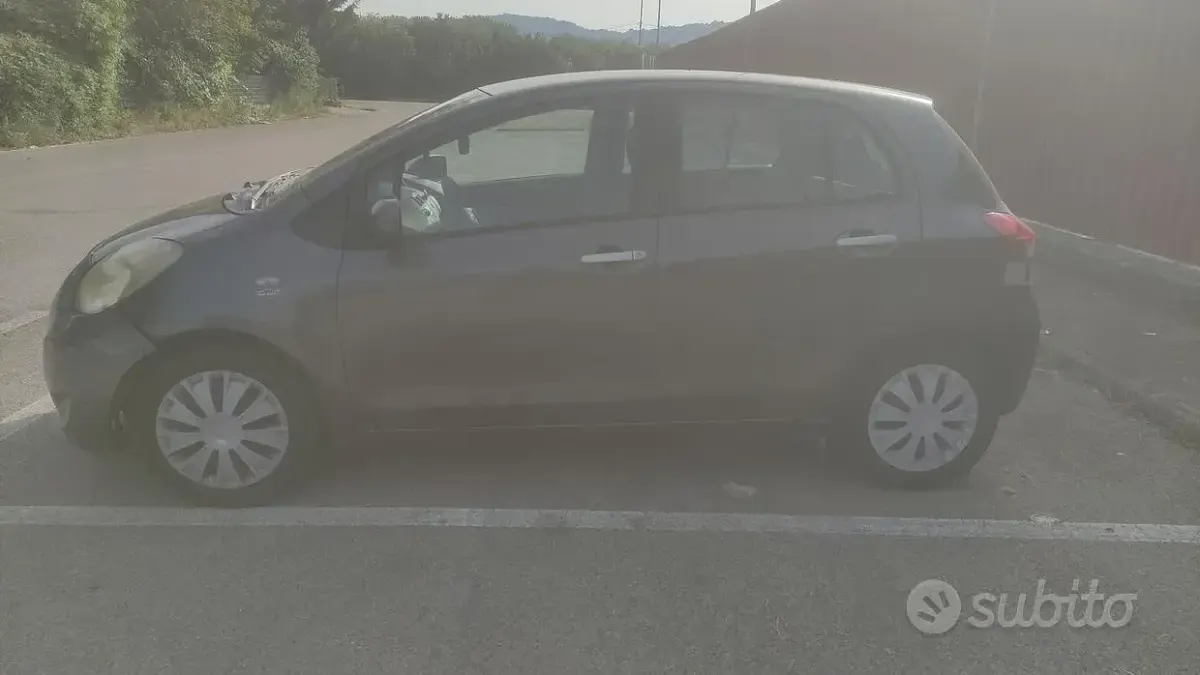 Usata Toyota Yaris 69 CV (50 kW) 2010 Grigio Utilitaria
