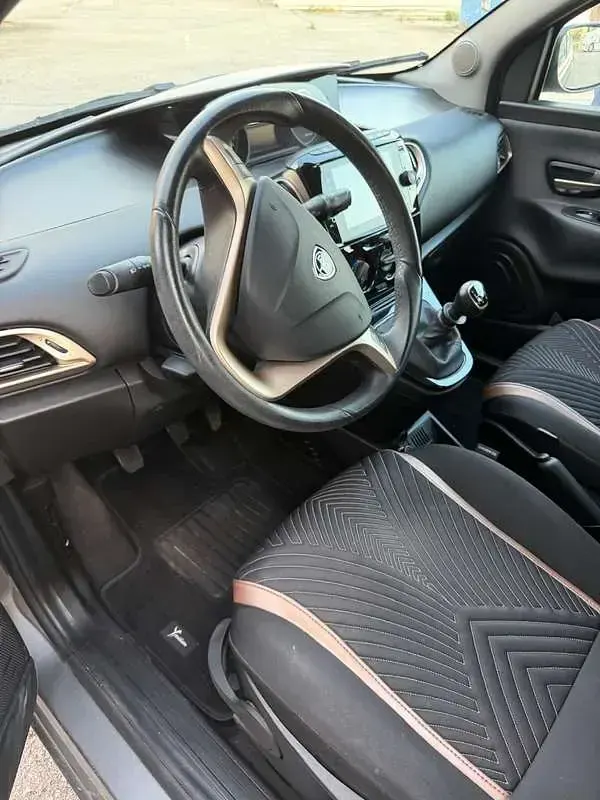 Usata Lancia Ypsilon Gold 69 CV (50 kW) 2022 Grigio Utilitaria