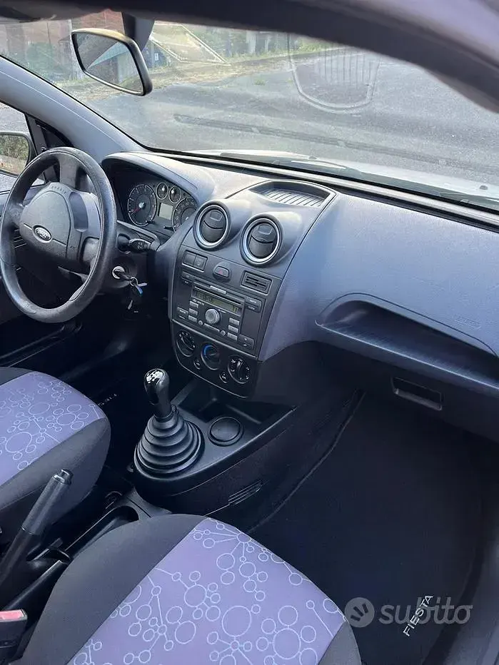 Usata Ford Fiesta 68 CV (50 kW) 2006 Grigio Utilitaria