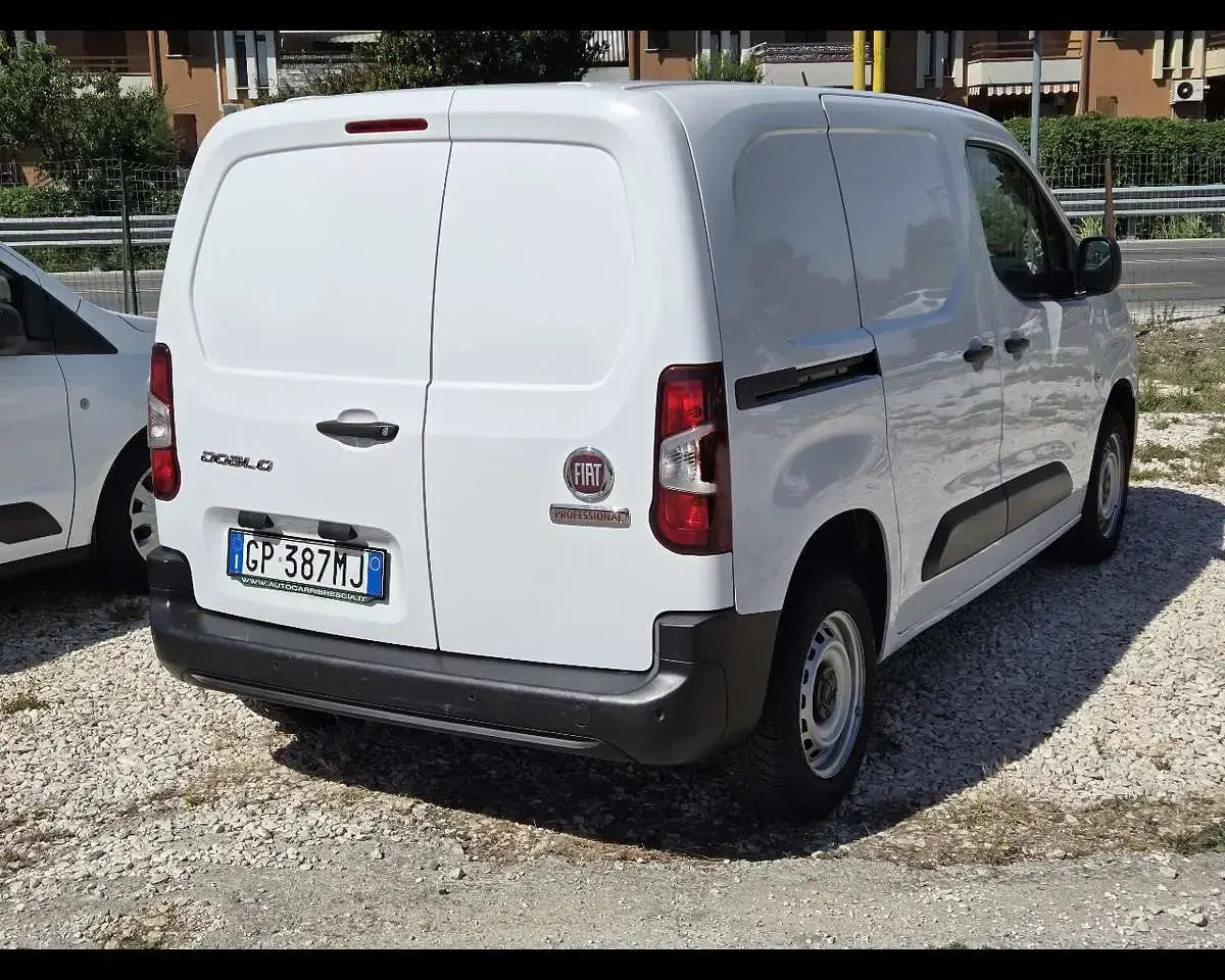 Usata Fiat Doblò 102 CV (75 kW) 2023 Bianco Monovolume