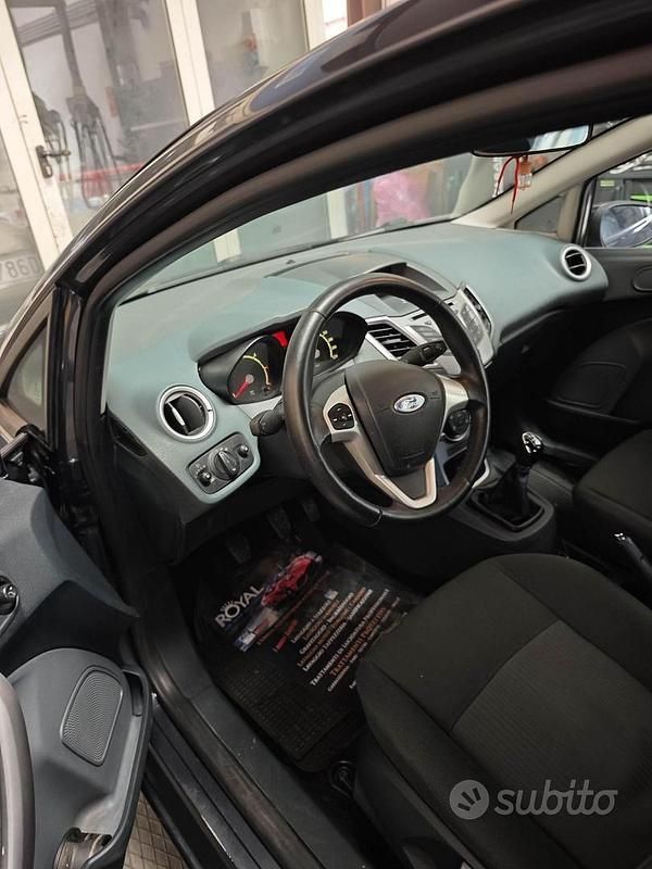 Usata Ford Fiesta 68 CV (50 kW) 2011 Marrone Utilitaria