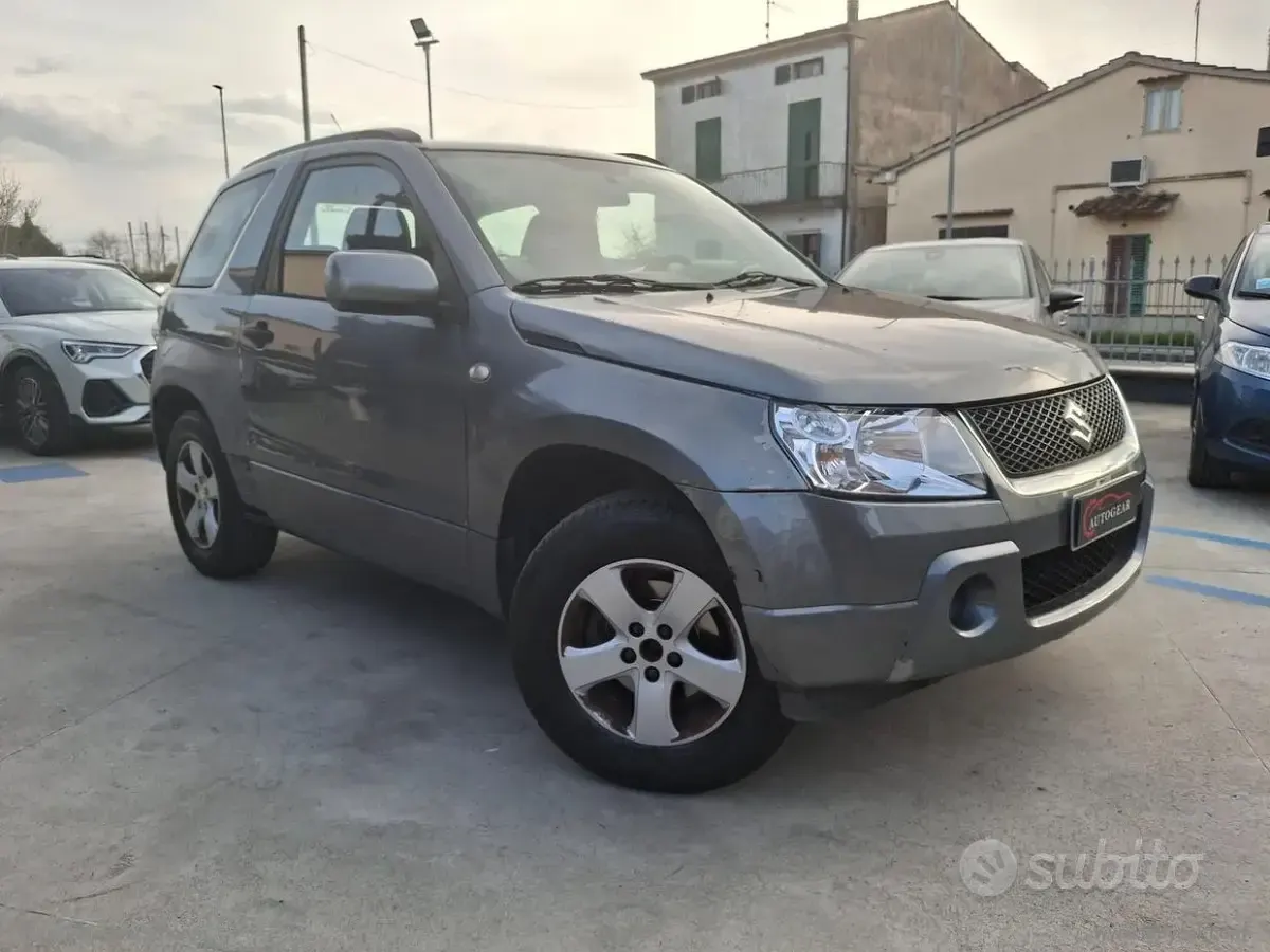 Second-hand Suzuki Grand Vitara 106 CP (77 kW) 2005 Gri SUV