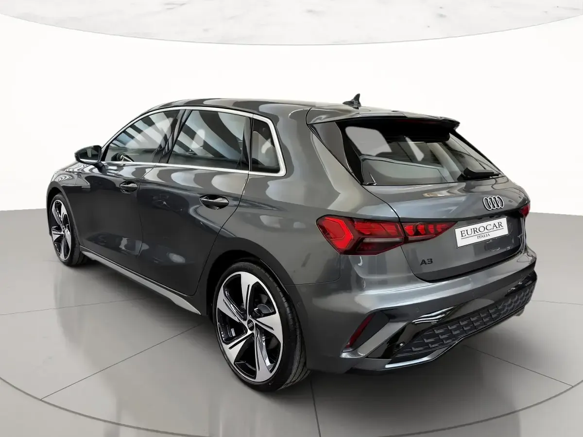 Usata Audi A3 S-Line 204 CV (150 kW) 2026 Grigio daytona perlato Berlina