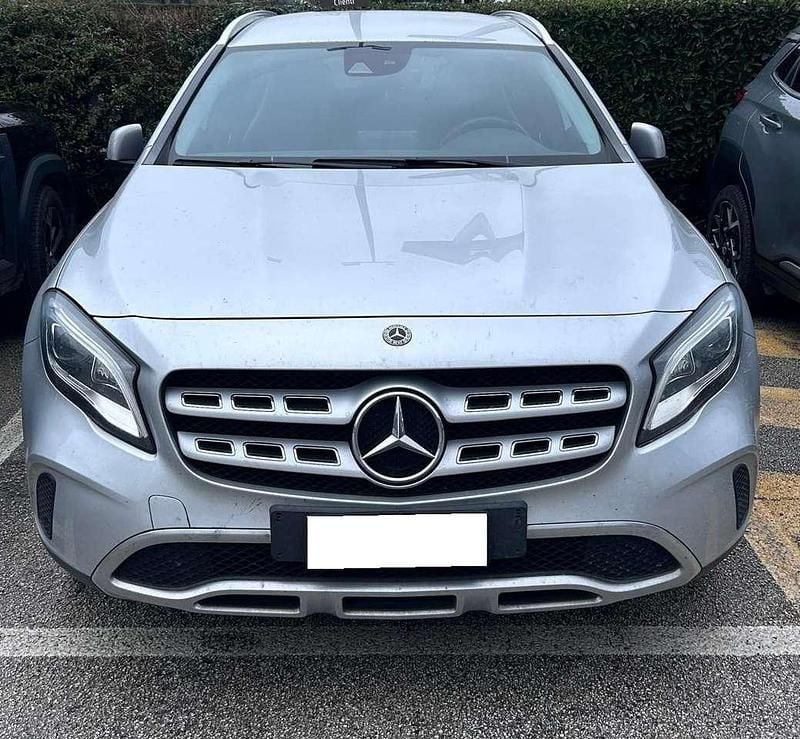 Usata Mercedes GLA200 136 CV (100 kW) 2019 Argento metallizzato SUV