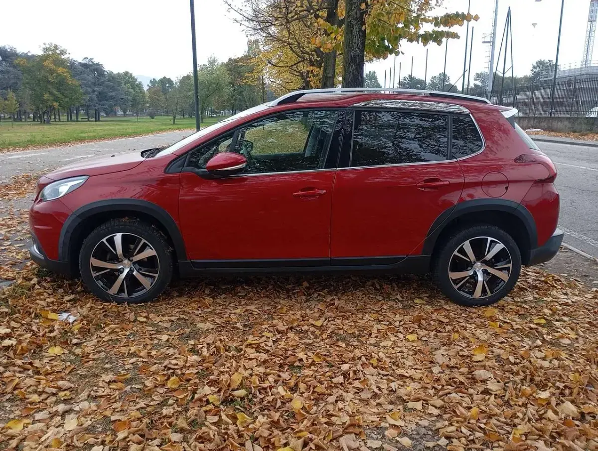 Używany Peugeot 2008 Allure 102 KM (75 kW) 2019 Czerwony SUV