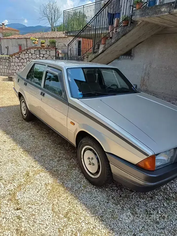 Usata Alfa Romeo 75 110 CV (80 kW) 1987 Grigio Berlina