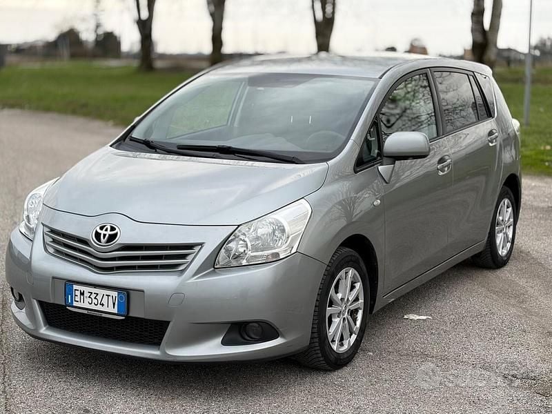 Usata Toyota Verso 126 CV (92 kW) 2012 Grigio Monovolume