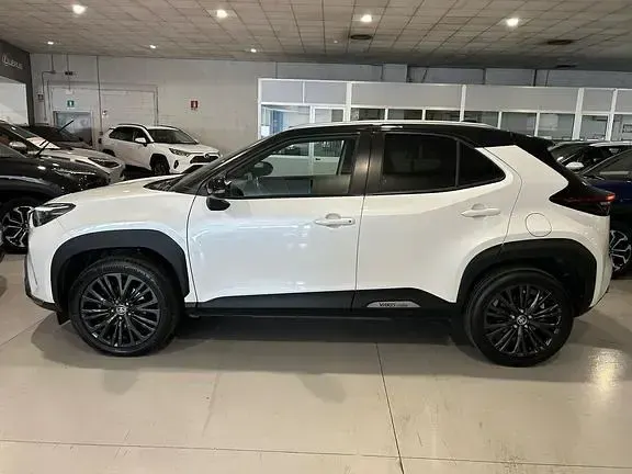 Usata Toyota Yaris Cross 116 CV (85 kW) 2021 Pearl white & black SUV