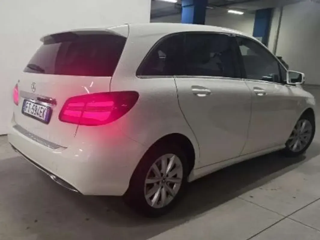 Usata Mercedes B180 Premium 122 CV (89 kW) 2018 Bianco Utilitaria
