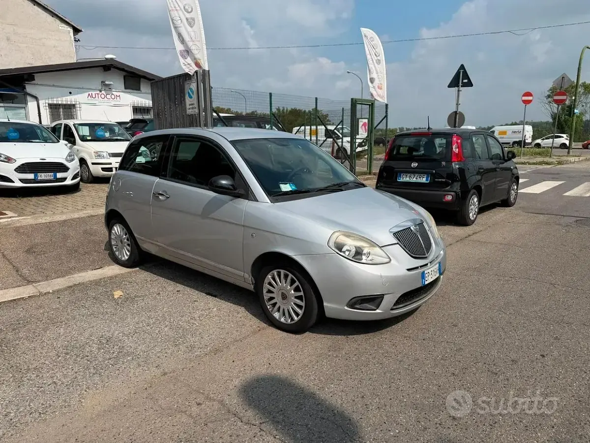 Usata Lancia Ypsilon Platinum 75 CV (55 kW) 2013 Grigio Utilitaria