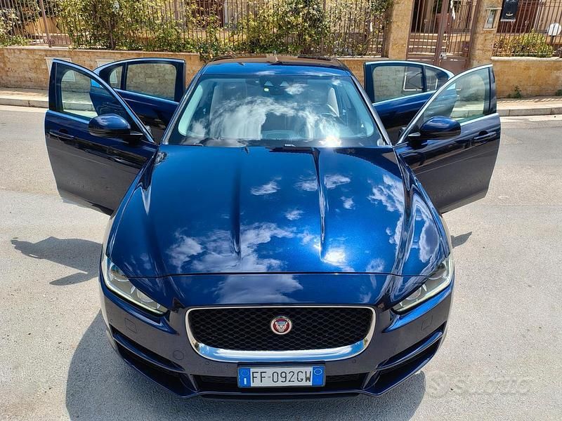 Usata Jaguar XE Prestige 180 CV (132 kW) 2016 Blu/azzurro Berlina
