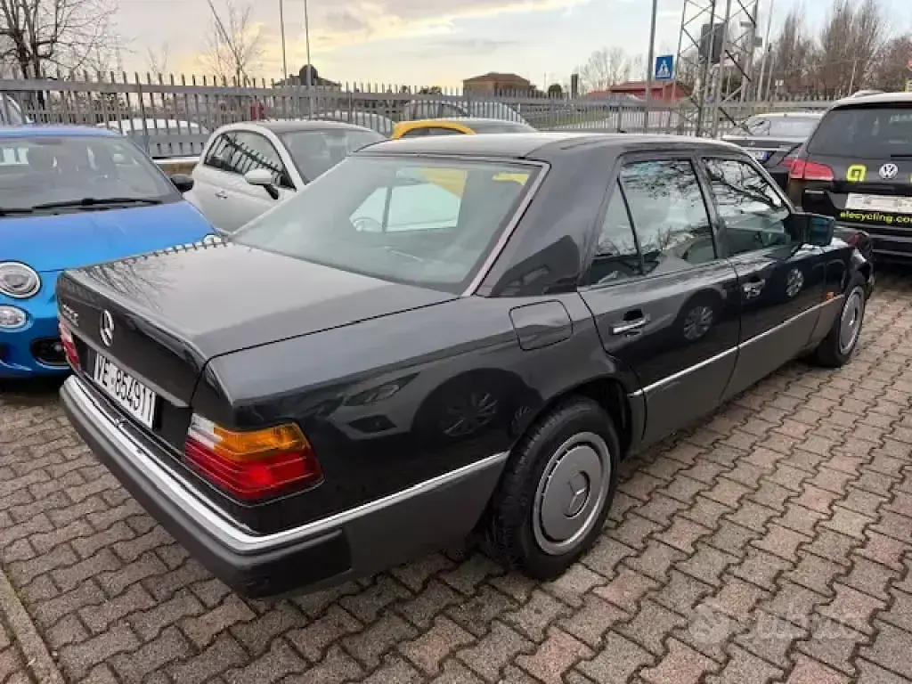 Usata Mercedes E200 122 CV (89 kW) 1991 Nero Berlina