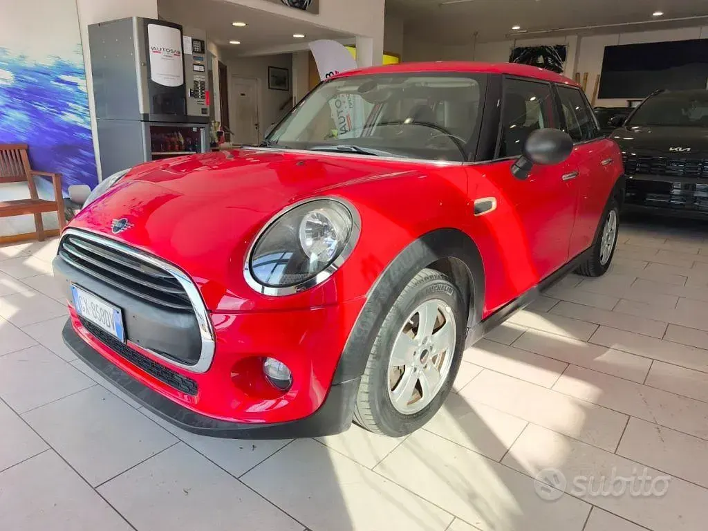 Begagnad Mini ONE 102 HK (75 kW) 2018 Röd Halvkombi