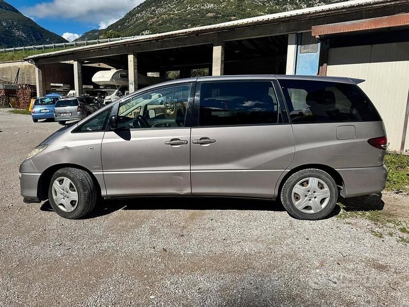 Usata Toyota Previa 115 CV (84 kW) 2004 Marrone Monovolume