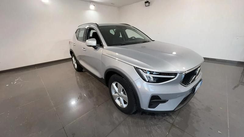 Argento Usata 2023 Volvo XC40 SUV | 26.500 € (Buon prezzo) - Immagine 1/4