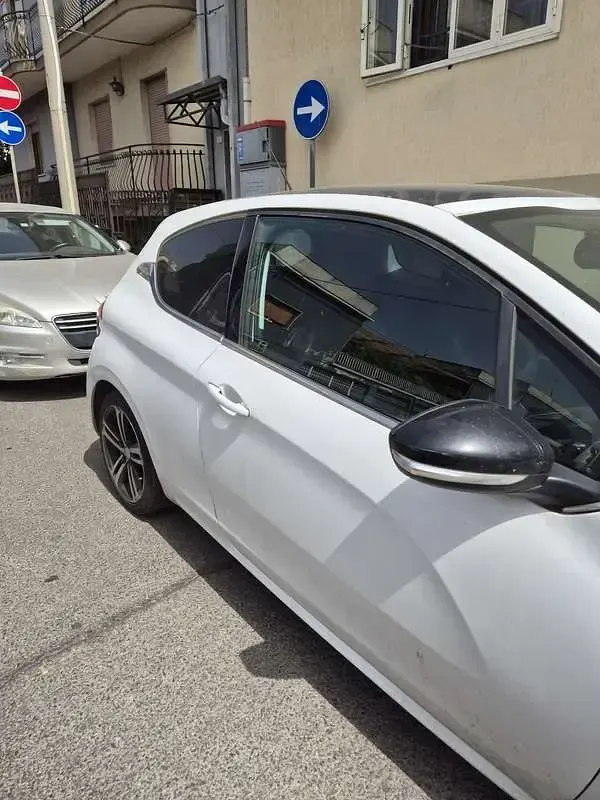Usata Peugeot 208 GT-line 100 CV (73 kW) 2016 Bianco Utilitaria