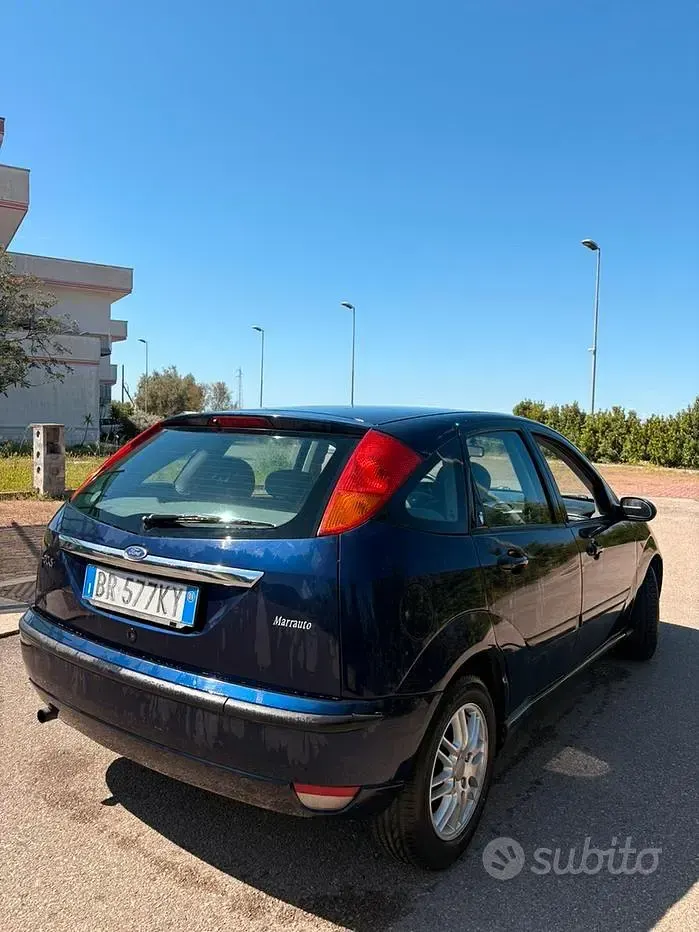 Begagnad Ford Focus 100 HK (73 kW) 2001 Svart Sedan