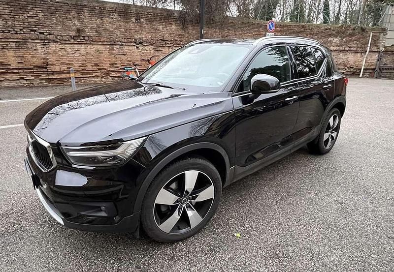 Usata Volvo XC40 Momentum 197 CV (144 kW) 2021 Nero SUV