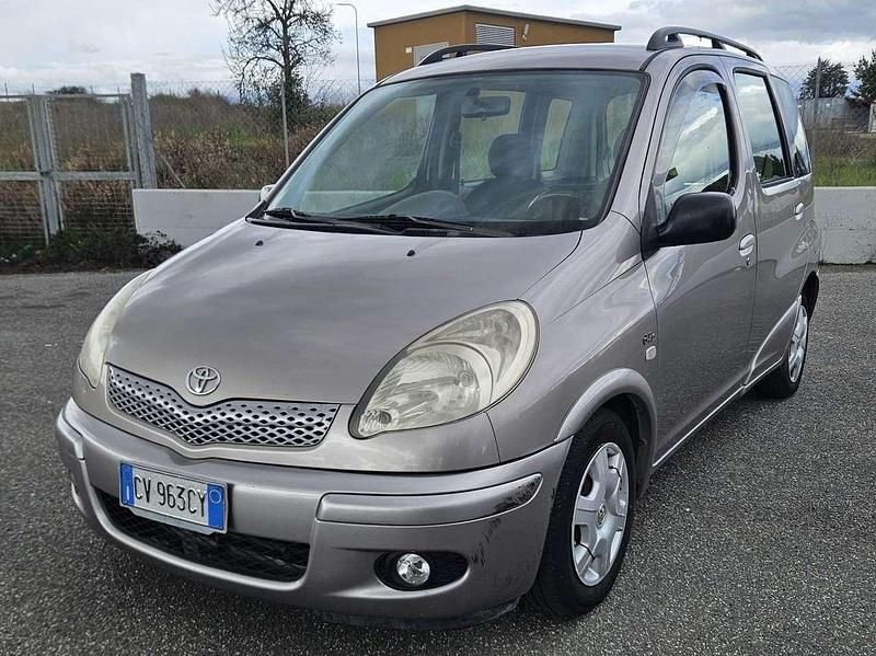 Usata Toyota Yaris Verso Sol 75 CV (55 kW) 2005 Argento Monovolume